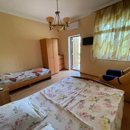 Гостевой Дом На Гечба Gagra Exterior foto